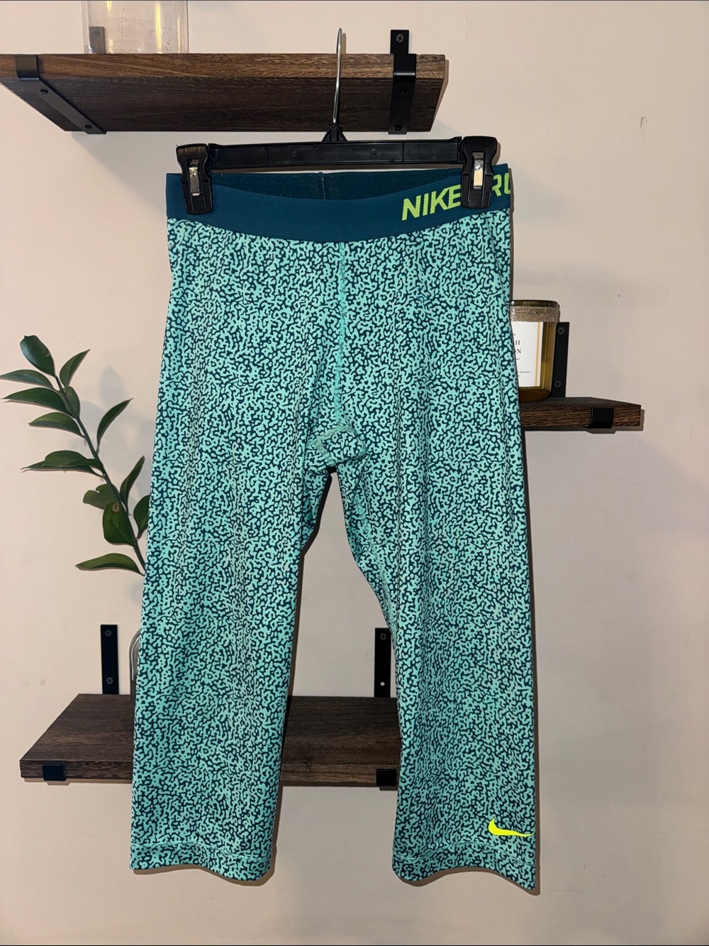 Nike Teal Patterned Performance leggings with Neon Yellow Logo Size Medium
